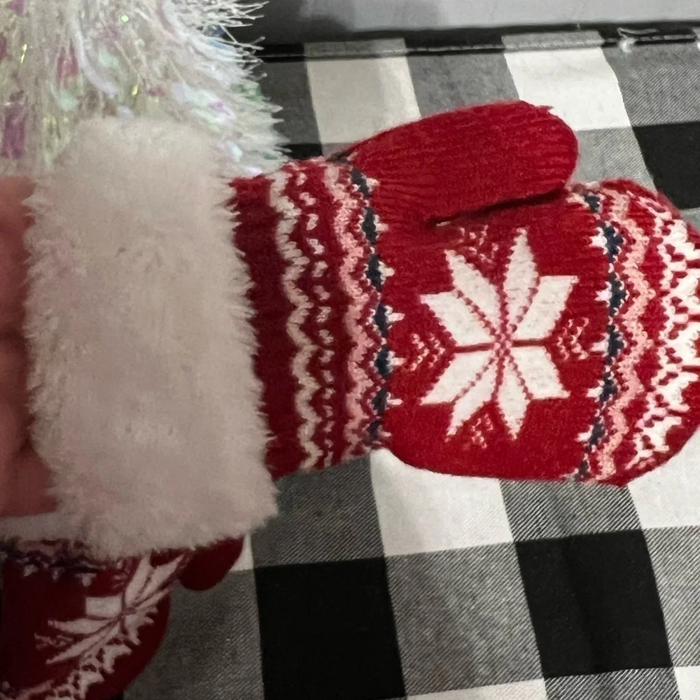 NWT-❄️❄️ Little Girl Snowflake with Fleece Trim Mittens